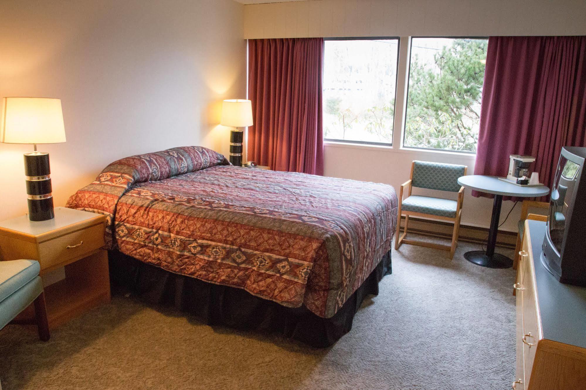 Providence Place Inn Port Hardy Kültér fotó