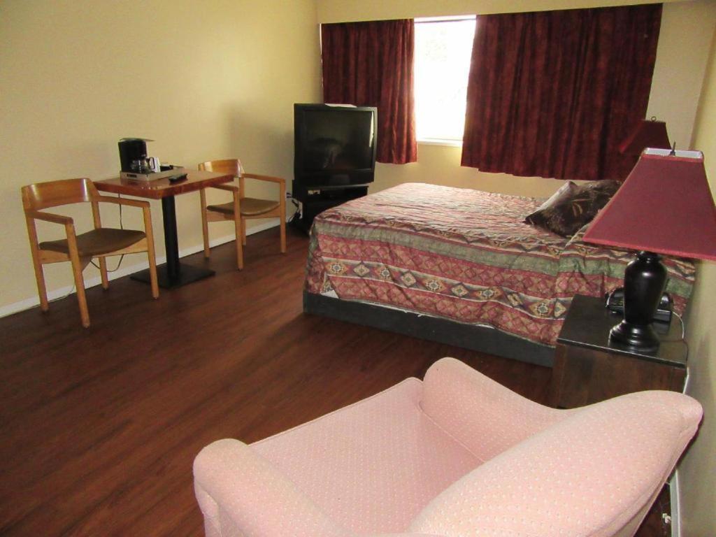 Providence Place Inn Port Hardy Kültér fotó
