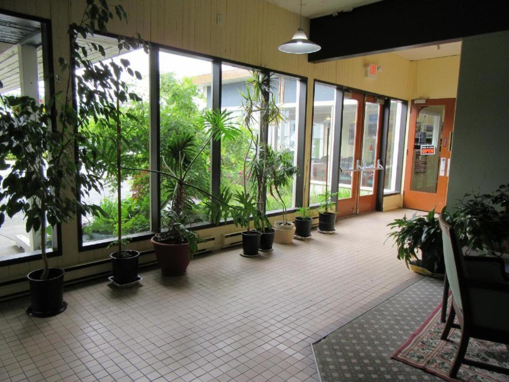 Providence Place Inn Port Hardy Kültér fotó