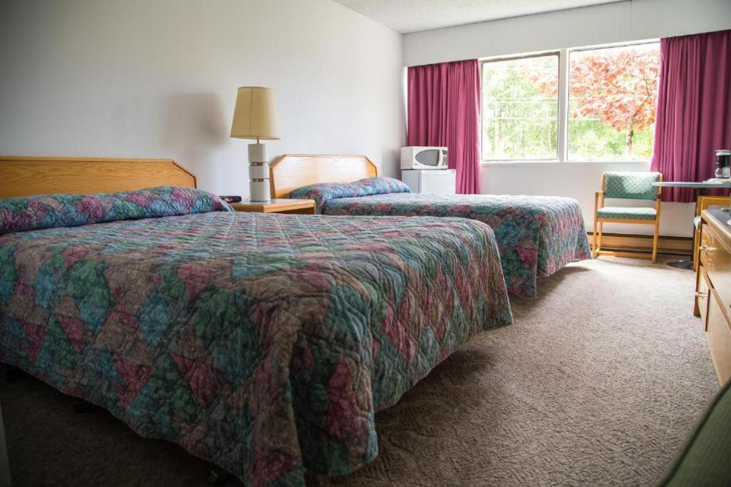 Providence Place Inn Port Hardy Kültér fotó
